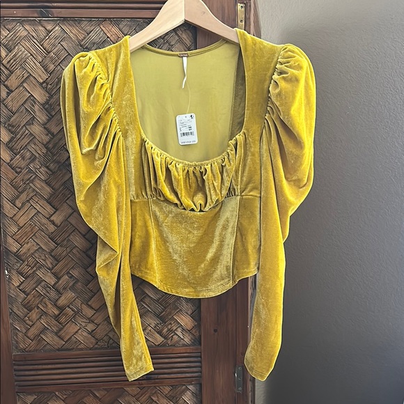 Free People Women's Glistening Gold Long Sleeve Hold Me Velvet Top Sz S NWT - Picture 1 of 4